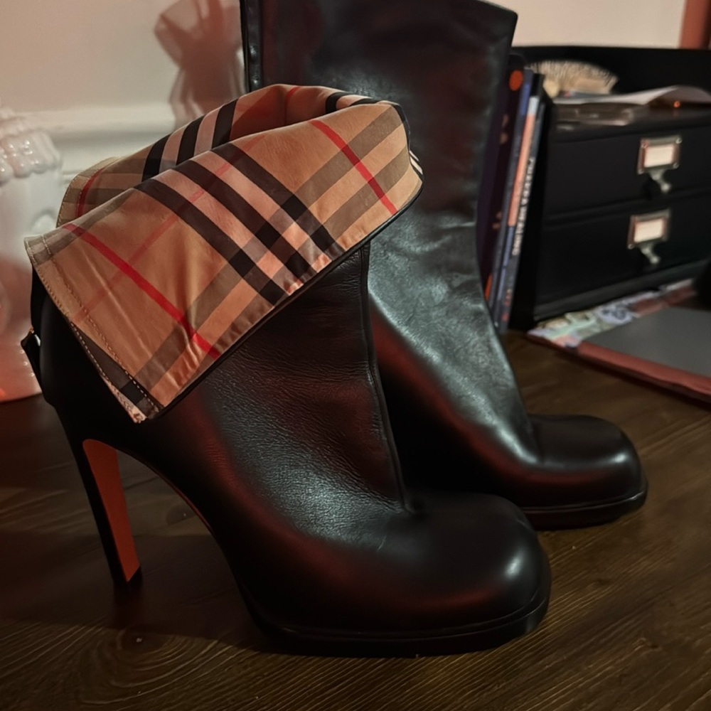 Authentic Burberry boots with turn over tongue 
High heel